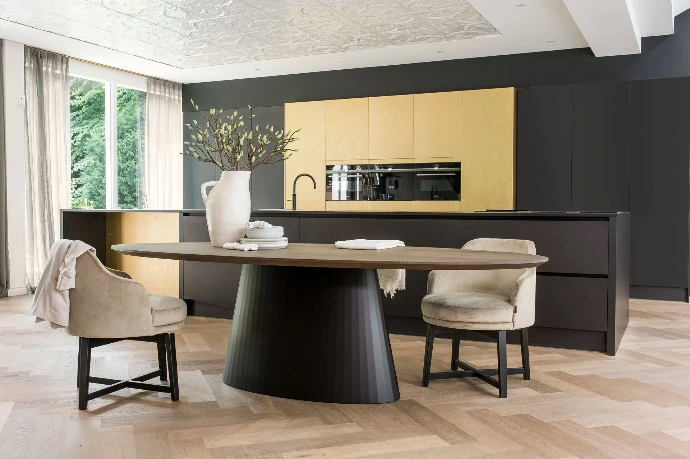 Tafel kiezel vorm speciale poot onderstel